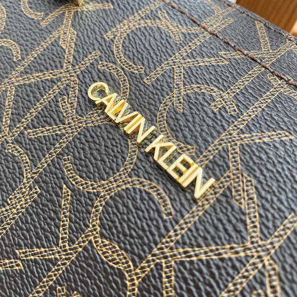 SIGNATURE CHAINED BARREL LEATHER SATCHEL IN BRN KHK/LUGGAGE/GOLD - Picture 4 of 11